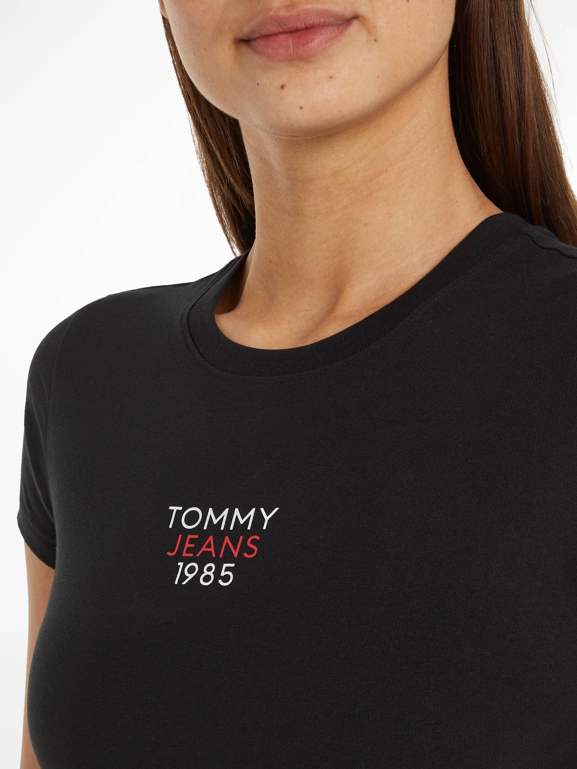 Tommy Jeans T-Shirt »Slim Essential Logo«, Kurzarm Rundhals Jersey T Shirt mit Logo Druck Print, Baumwoll Mix Tommy Jeans T-Shirt »Slim Essential Logo«, Kurzarm Rundhals Jersey T Shirt mit Logo Druck Print, Baumwoll Mix von Tommy Jeans