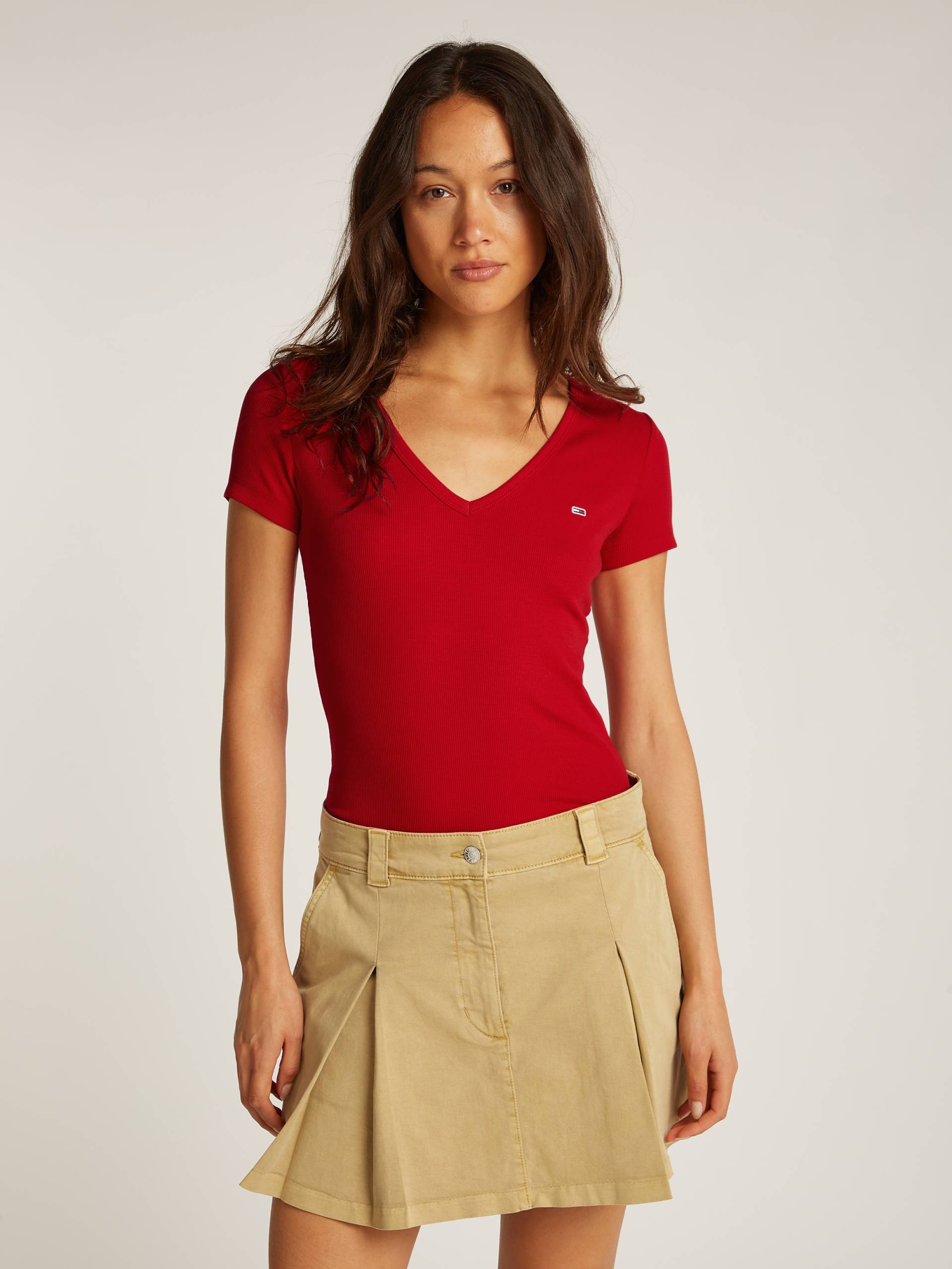 Tommy Jeans T-Shirt »TJW SLIM ESSENTIAL RIB V SS«, mit Logostickerei Tommy Jeans T-Shirt »TJW SLIM ESSENTIAL RIB V SS«, mit Logostickerei von Tommy Jeans
