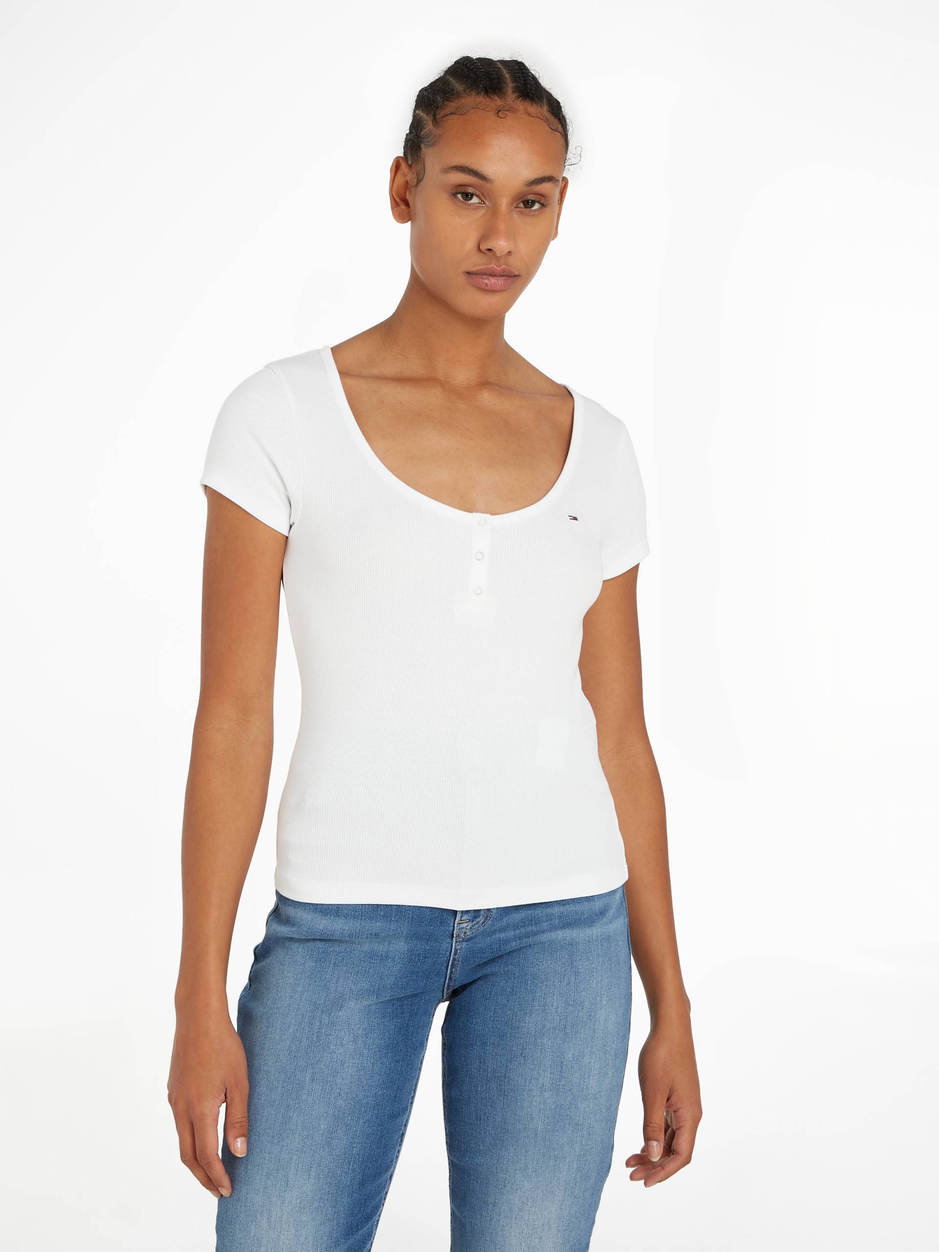 Tommy Jeans Rundhalsshirt »TJW SLIM HENLEY TOP SS«, mit Tommy Jeans Flagge Tommy Jeans Rundhalsshirt »TJW SLIM HENLEY TOP SS«, mit Tommy Jeans Flagge von Tommy Jeans