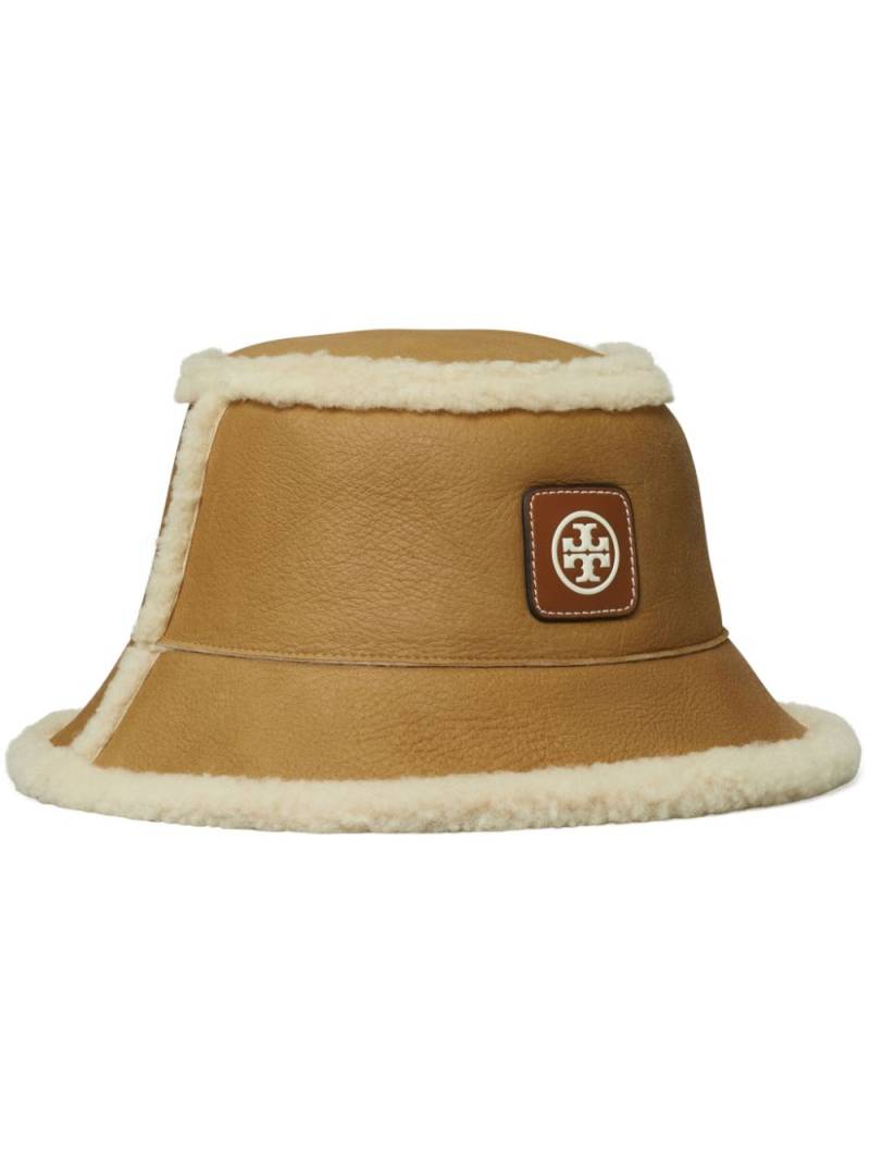 Tory Burch reversible shearling bucket hat - Brown von Tory Burch