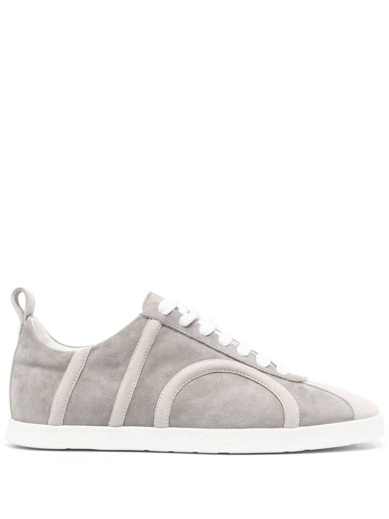 TOTEME raised-monogram leather sneakers - Grey von TOTEME