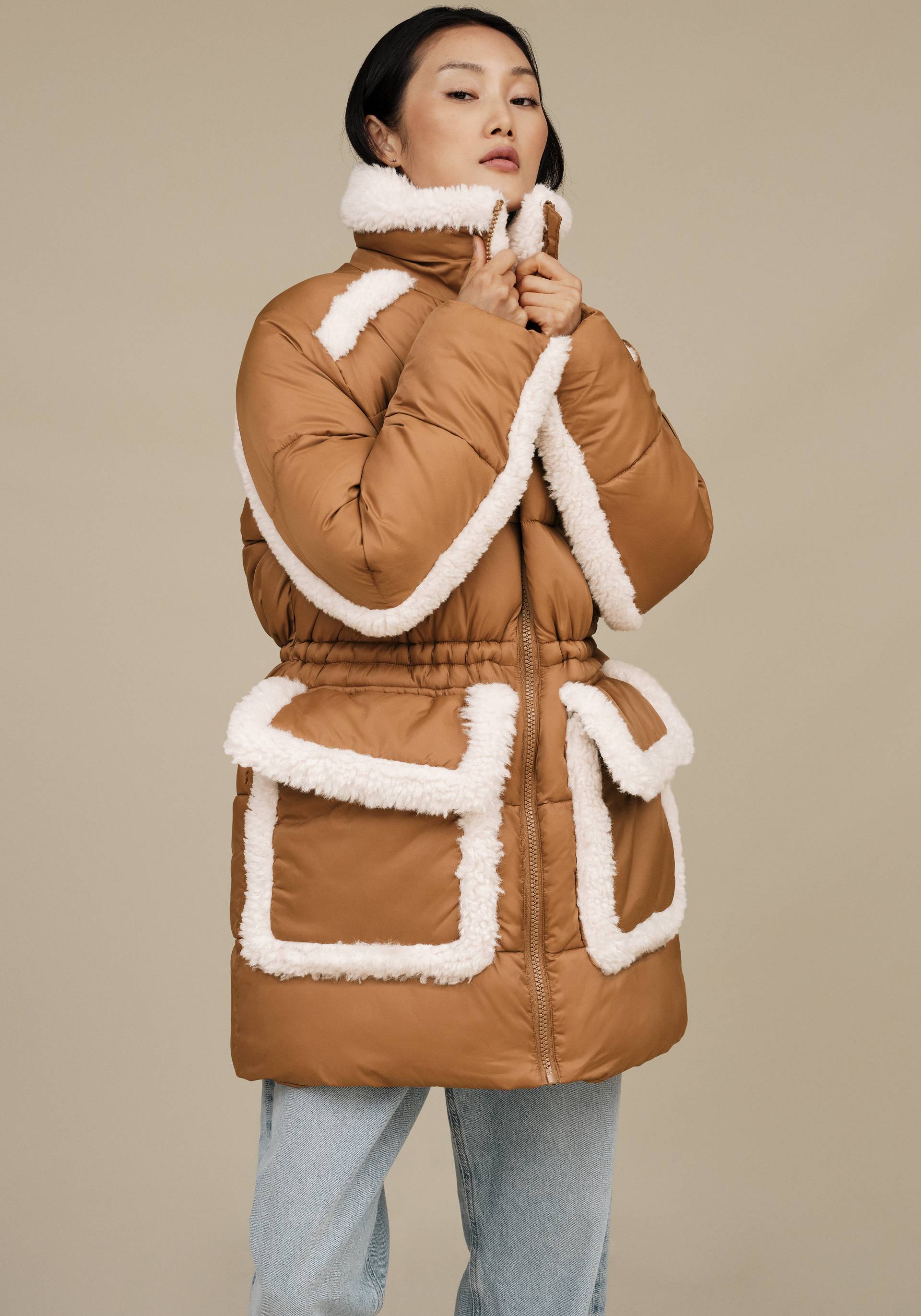 UGG Steppmantel »W AMAL PLUSHSEAM PUFFER COAT«, mit Plüschapplikationen UGG Steppmantel »W AMAL PLUSHSEAM PUFFER COAT«, mit Plüschapplikationen von UGG