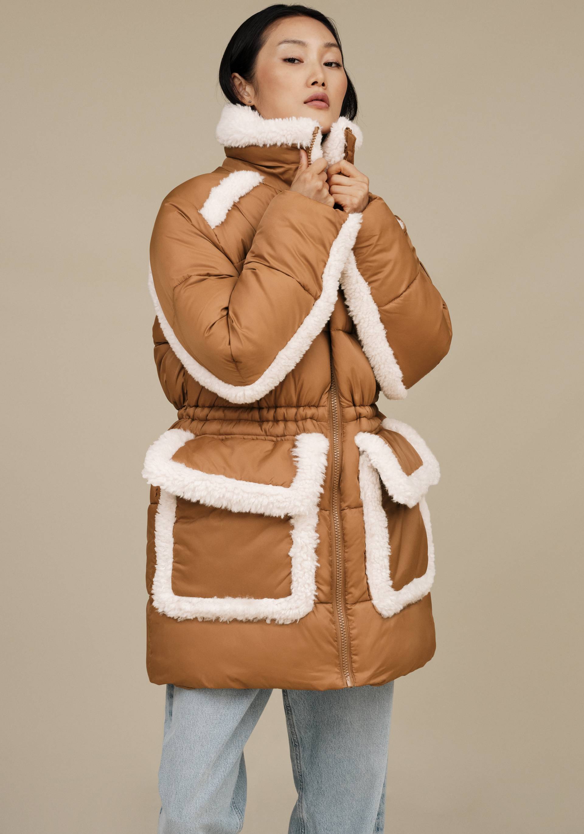 UGG Steppmantel »W AMAL PLUSHSEAM PUFFER COAT«, mit Plüschapplikationen von UGG