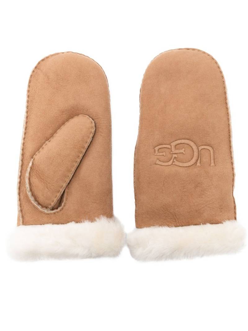 UGG embroidered-logo shearling mittens - Brown von UGG