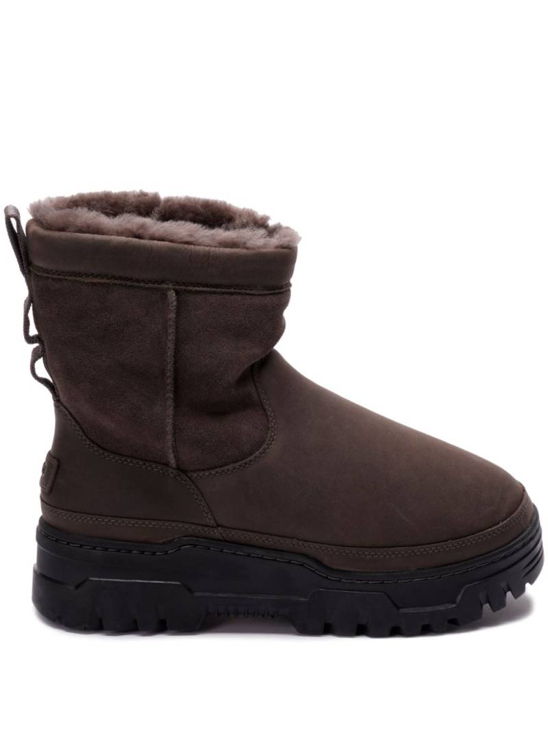 UGG logo-patch slip-on boots - Brown von UGG