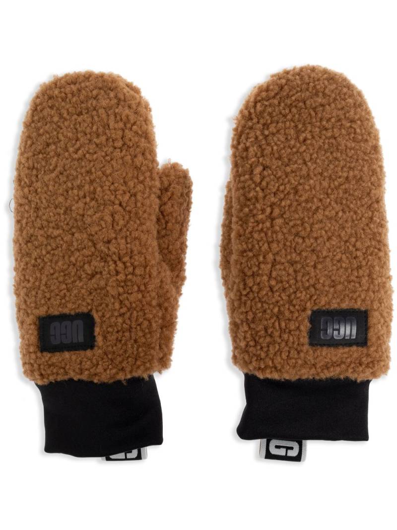 UGG logo-tape mittens - Brown von UGG