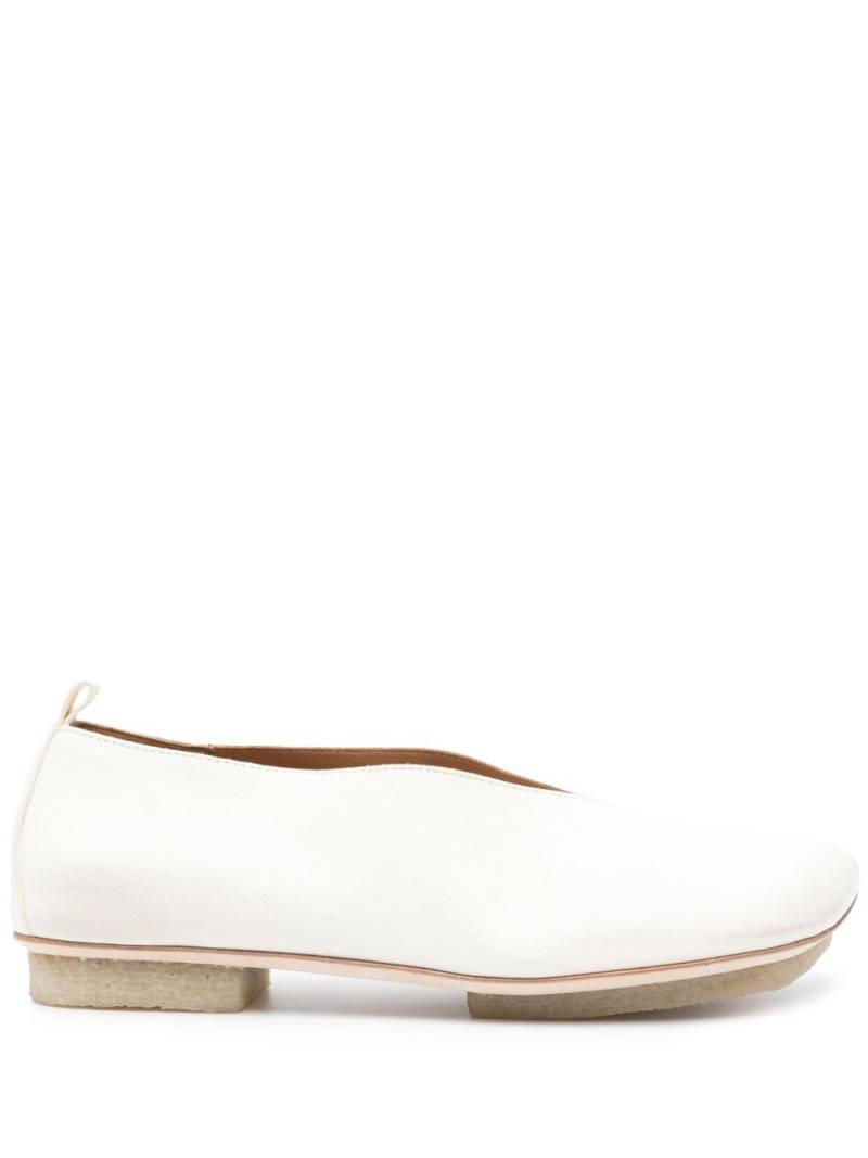 Uma Wang leather ballerina shoes - Neutrals von Uma Wang