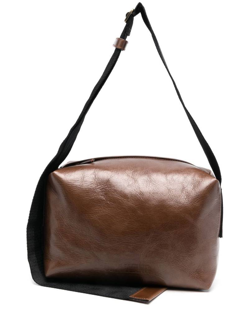 Uma Wang embossed-logo detail shoulder bag - Brown von Uma Wang