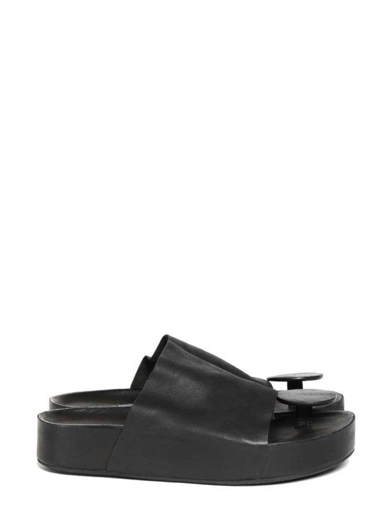 Uma Wang leather flip-flops - Black von Uma Wang