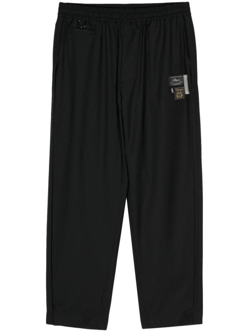 Undercover logo-appliqué straight trousers - Black von Undercover