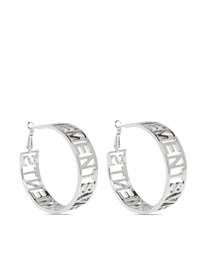 VETEMENTS cut-out logo earrings - Silver von VETEMENTS