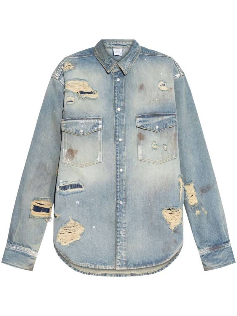 VETEMENTS distressed denim shirt - Blue von VETEMENTS