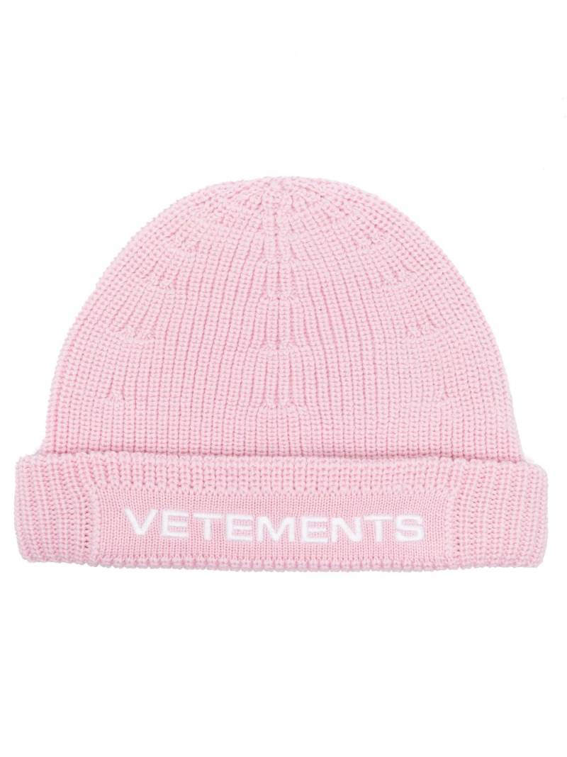 VETEMENTS embroidered-logo knitted beanie - Pink von VETEMENTS