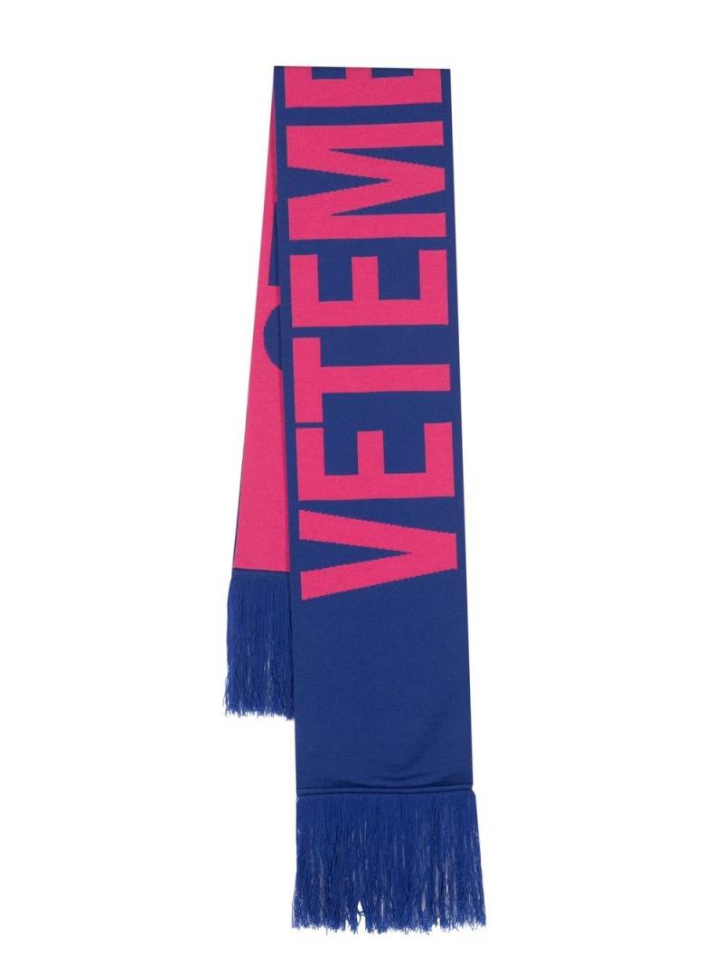 VETEMENTS intarsia-knit logo fringed scarf - Blue von VETEMENTS