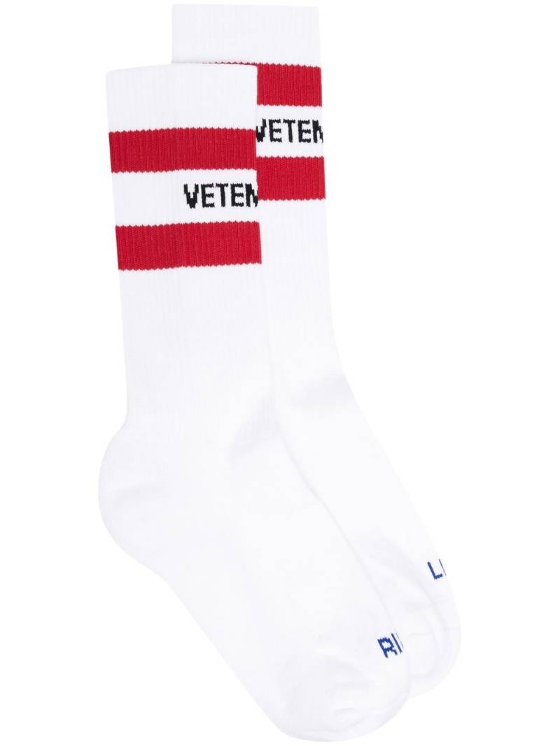 VETEMENTS intarsia-knit logo socks - White von VETEMENTS