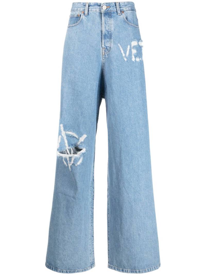 VETEMENTS logo-distressed baggy jeans - Blue von VETEMENTS