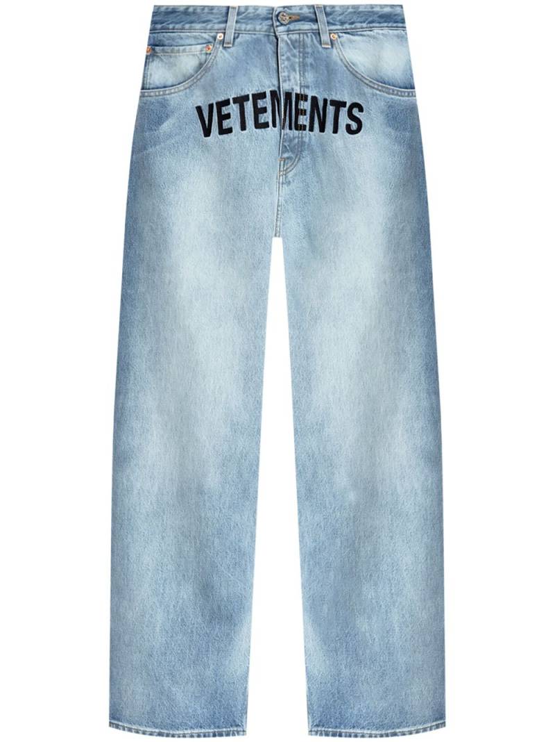 VETEMENTS logo-embroidered jeans - Blue von VETEMENTS