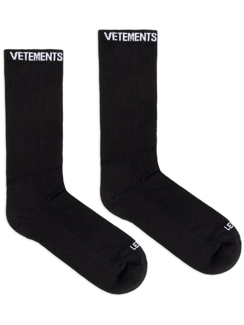 VETEMENTS logo-knit ribbed socks - Black von VETEMENTS