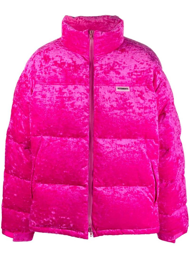 VETEMENTS logo-patch velour down puffer jacket - Pink von VETEMENTS