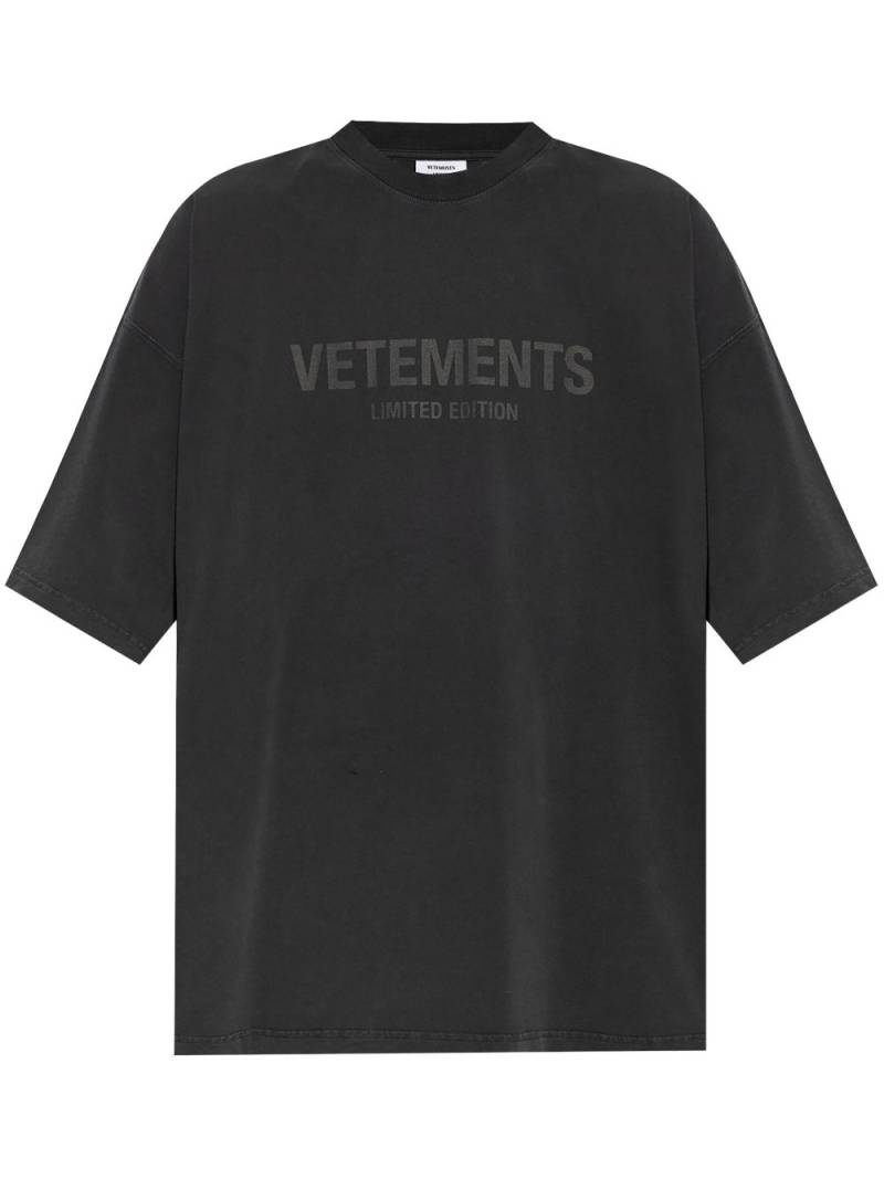 VETEMENTS logo-print T-shirt - Black von VETEMENTS