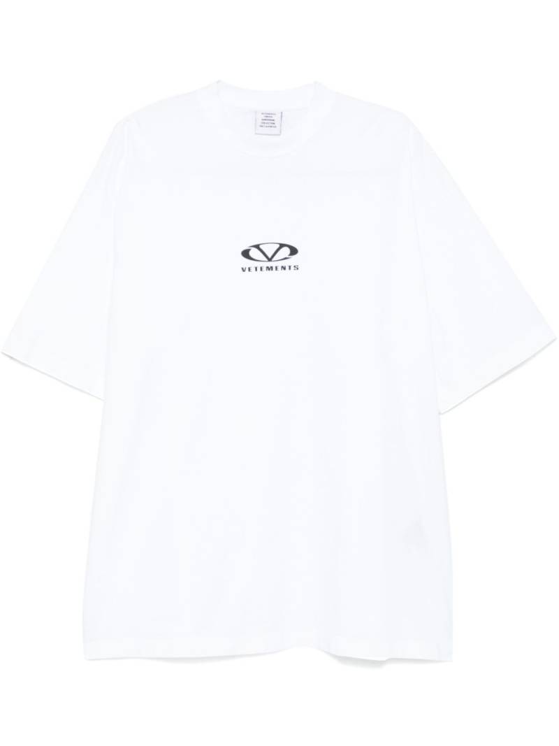 VETEMENTS logo-print T-shirt - White von VETEMENTS