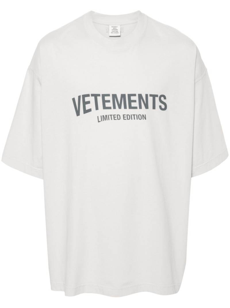 VETEMENTS logo-print cotton T-shirt - Grey von VETEMENTS