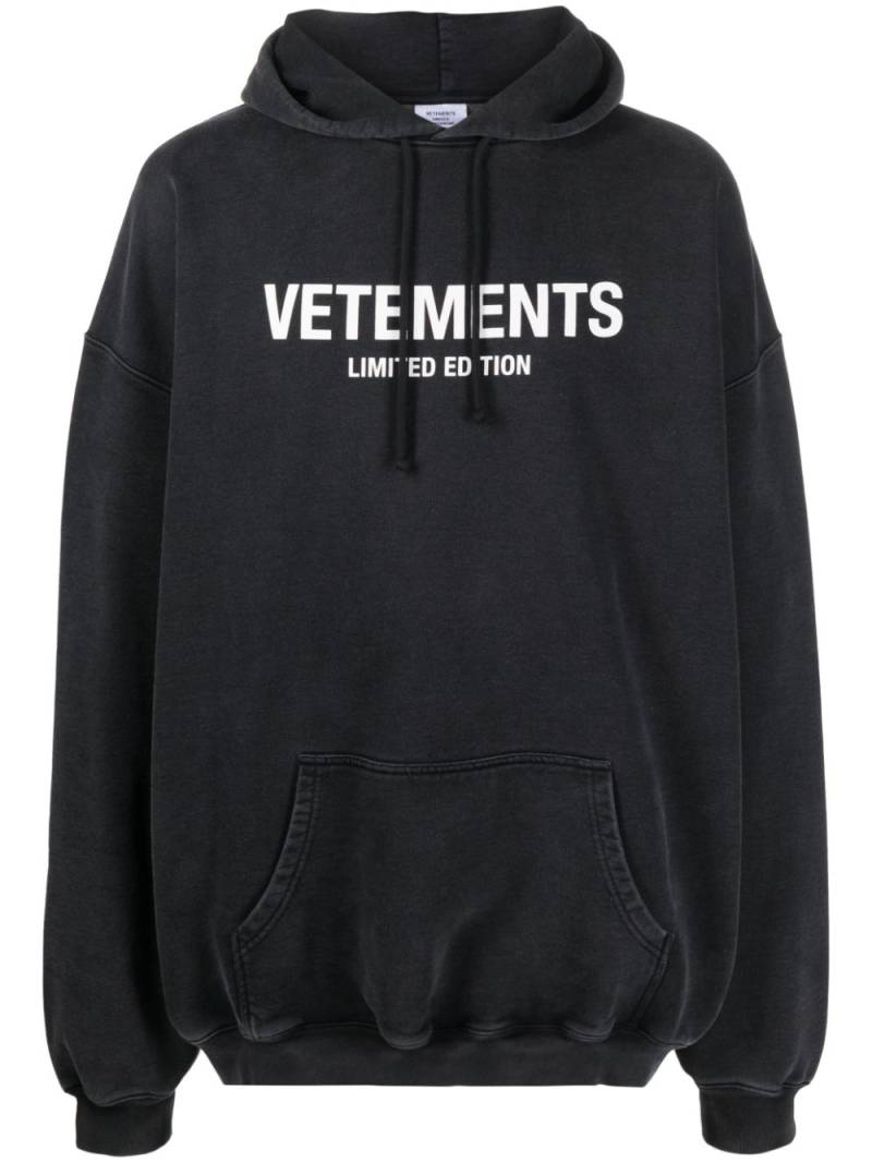 VETEMENTS logo-print cotton hoodie - Black von VETEMENTS