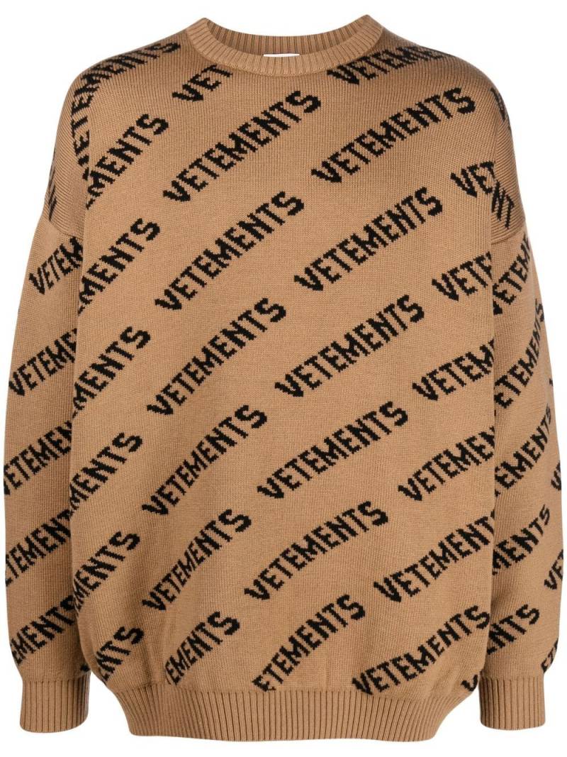 VETEMENTS logo-print intarsia-knit jumper - Brown von VETEMENTS