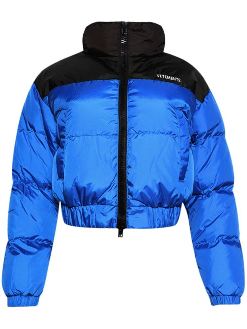 VETEMENTS logo-print puffer jacket - Blue von VETEMENTS