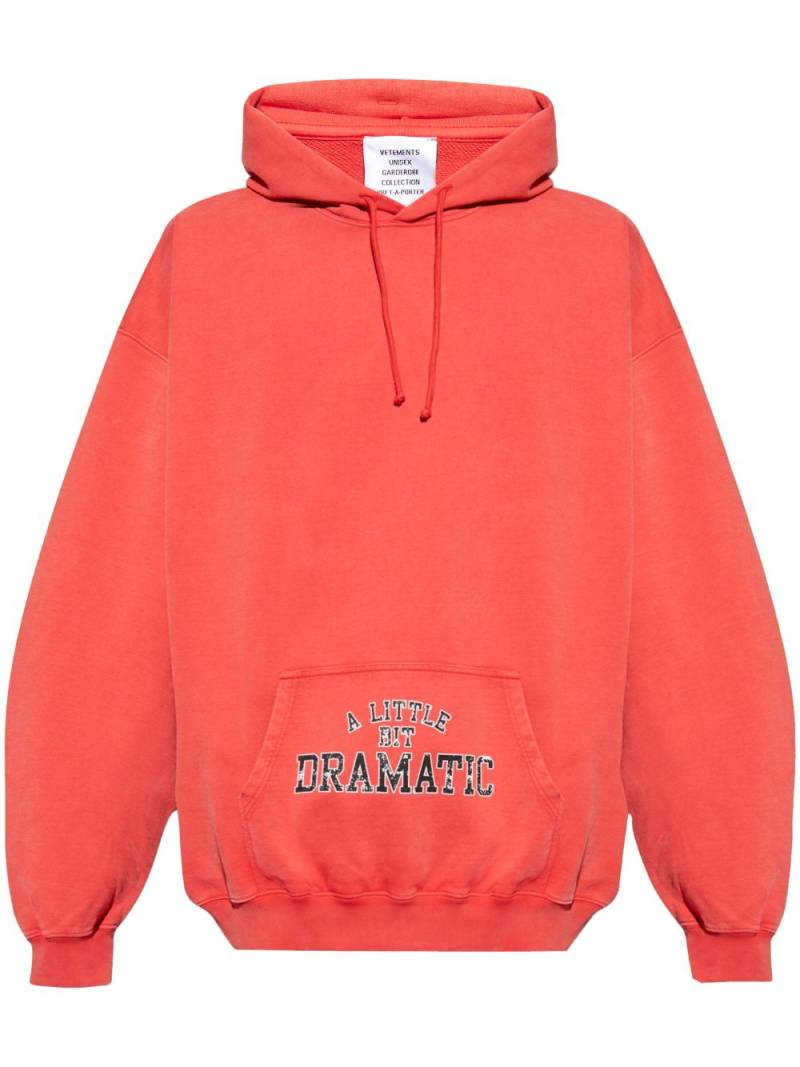 VETEMENTS slogan-print hoodie - Red von VETEMENTS