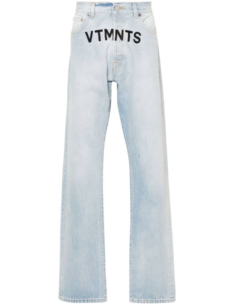 VTMNTS logo-embroidered cotton jeans - Blue von VTMNTS