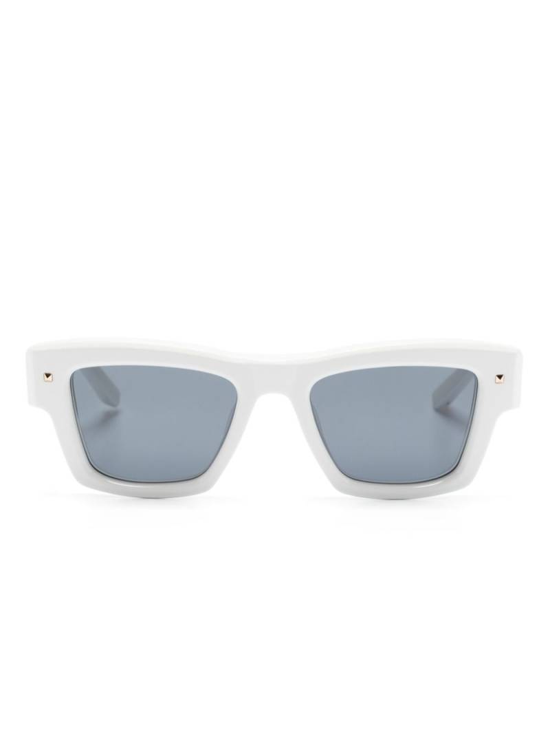 VALENTINO GARAVANI EYEWEAR logo-plaque tinted sunglasses - White von VALENTINO GARAVANI EYEWEAR