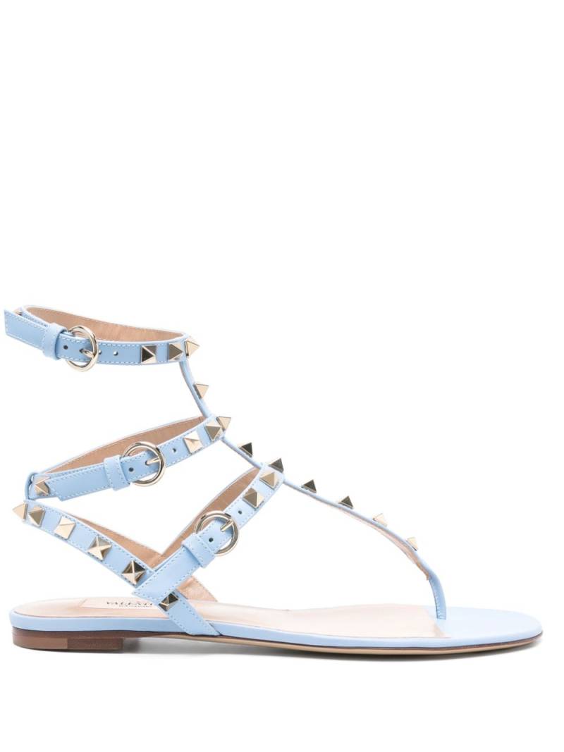 Valentino Garavani Rockstud flat leather sandals - Blue von Valentino Garavani