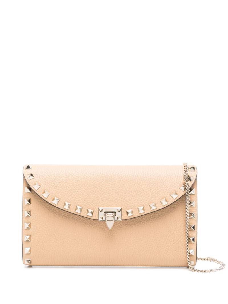 Valentino Garavani Rockstud leather clutch bag - Brown von Valentino Garavani