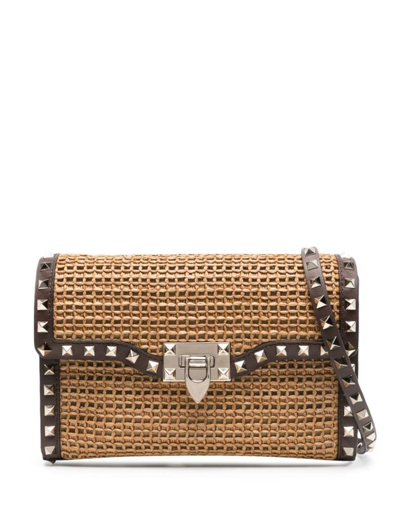 Valentino Garavani Rockstud straw shoulder bag - Brown von Valentino Garavani