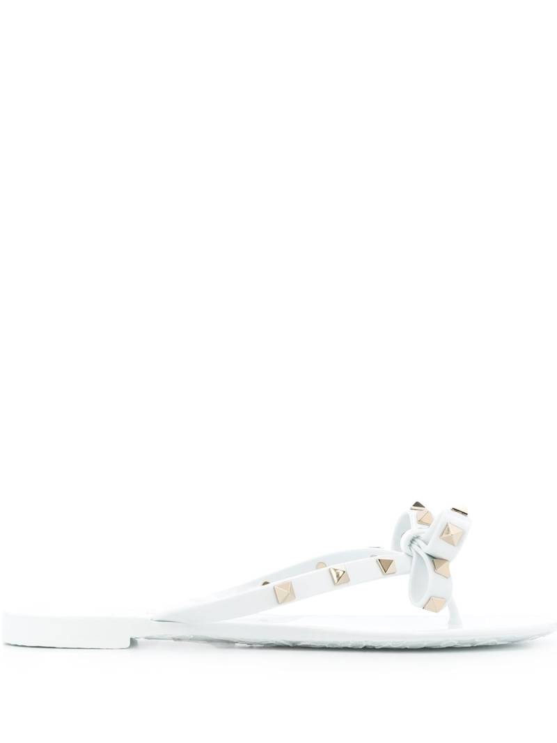 Valentino Garavani Rockstud thong sandals - White von Valentino Garavani