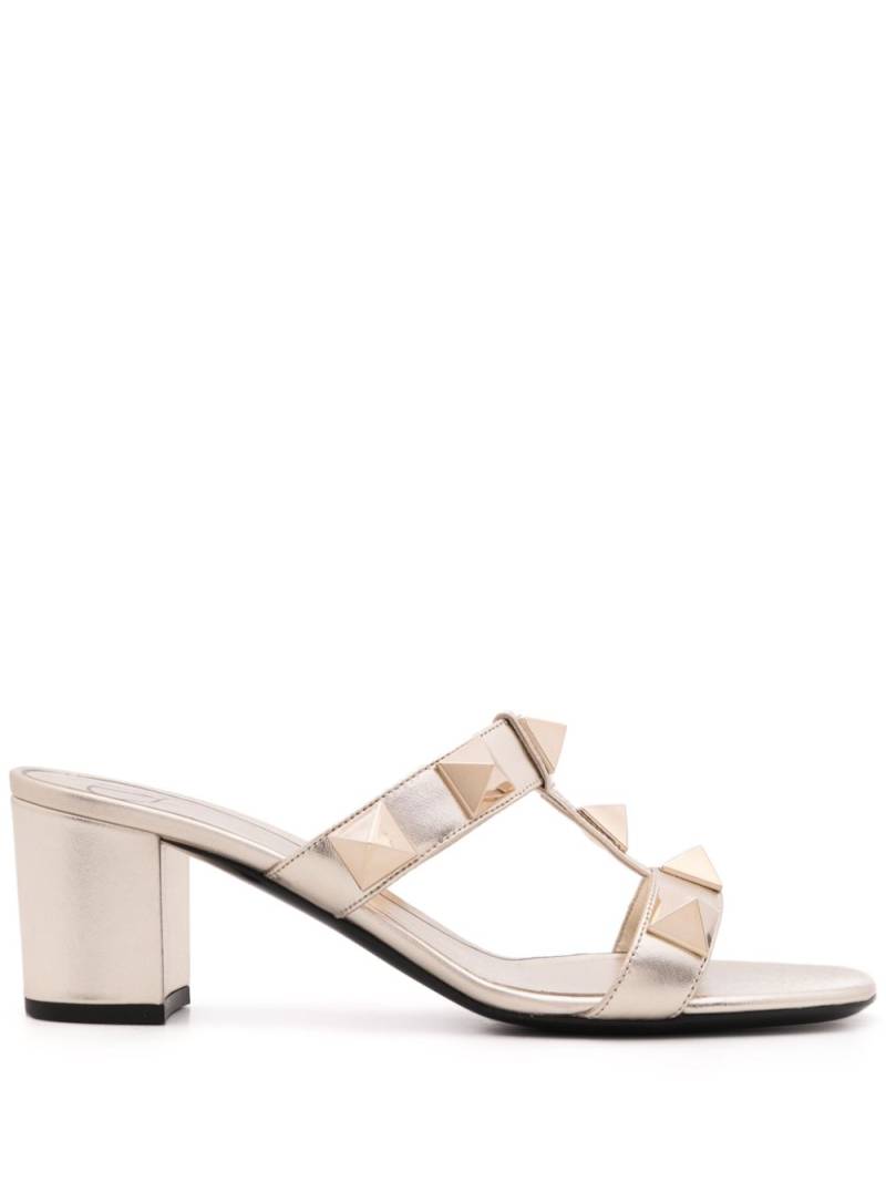 Valentino Garavani Roman Stud metallic sandals - Gold von Valentino Garavani