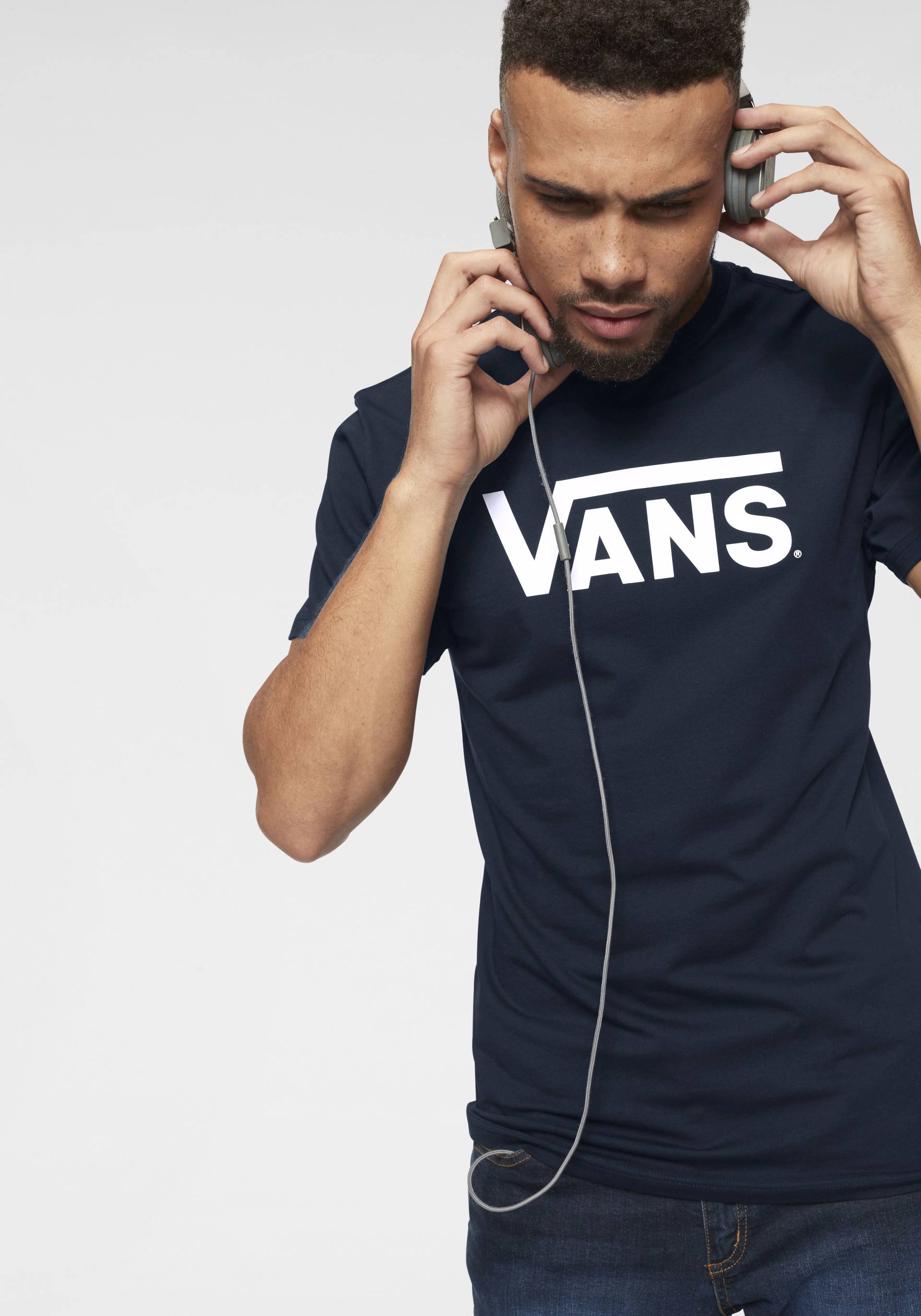 Vans T-Shirt »MN VANS CLASSIC«, Basic T-Shirt mit grossem Logoprint Vans T-Shirt »MN VANS CLASSIC«, Basic T-Shirt mit grossem Logoprint von Vans