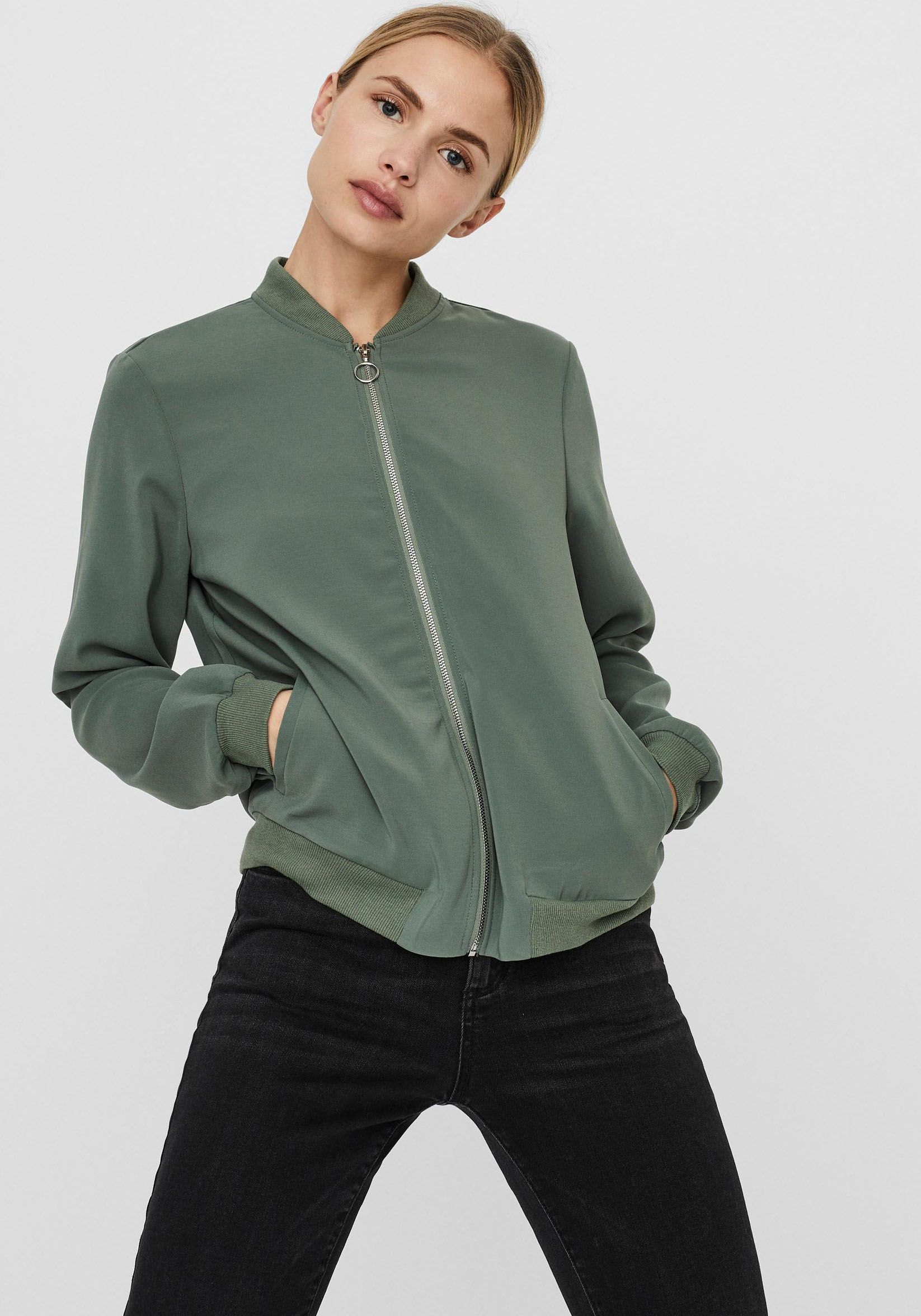 Vero Moda Bomberjacke »VMCOCO L/S BOMBER«, in modisch kurzer Form Vero Moda Bomberjacke »VMCOCO L/S BOMBER«, in modisch kurzer Form von Vero Moda