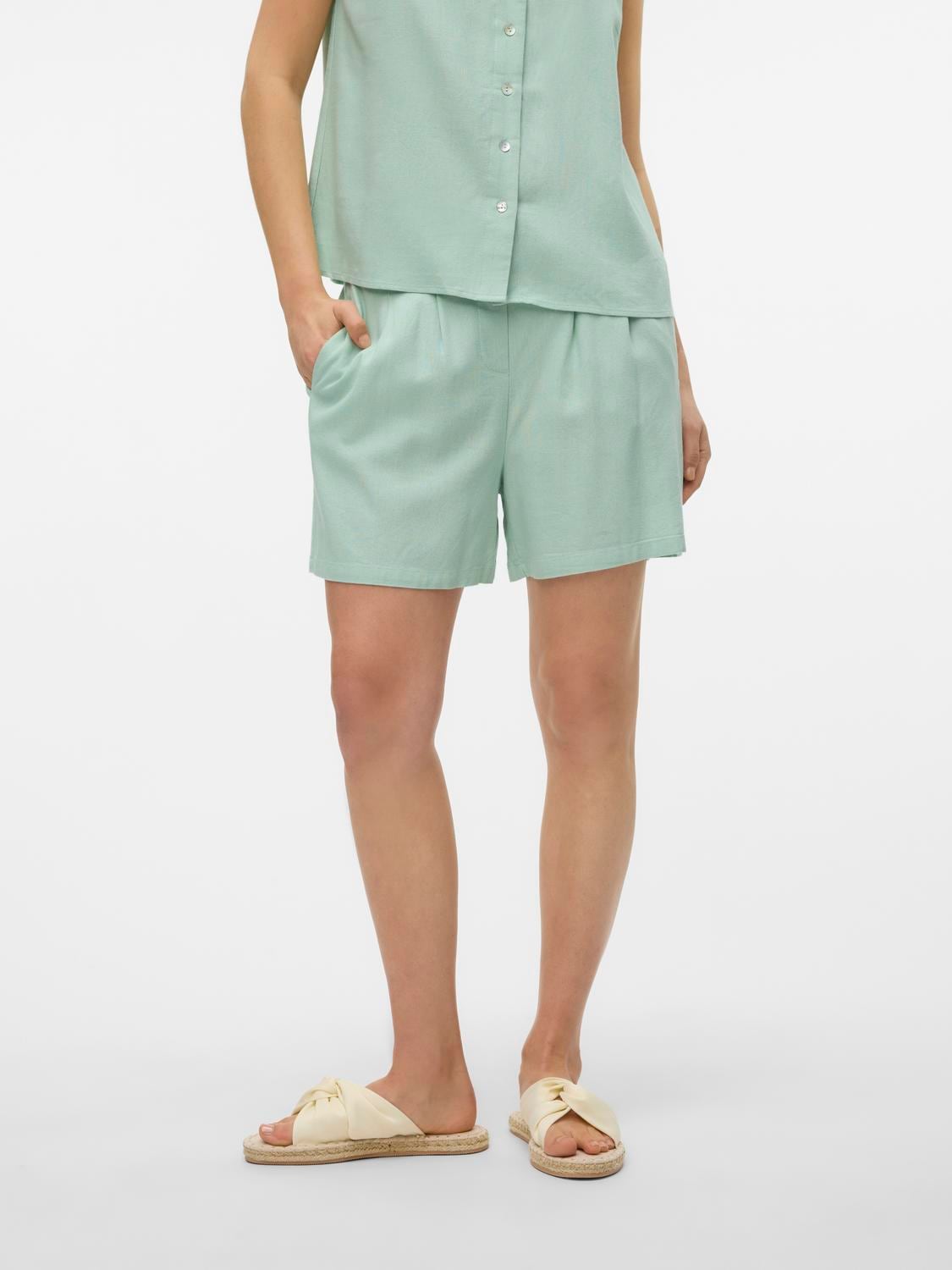 Vero Moda Shorts »VMJESMILO HW SHORTS WVN GA NOOS«, mit Leinen Vero Moda Shorts »VMJESMILO HW SHORTS WVN GA NOOS«, mit Leinen von Vero Moda