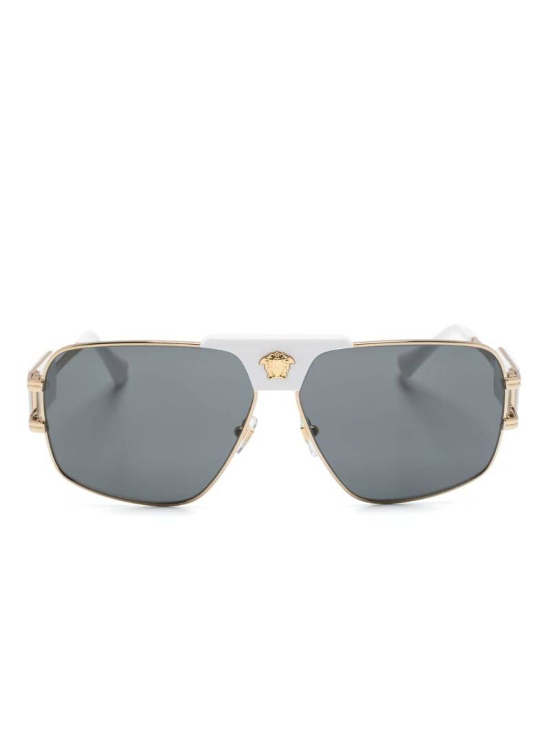 Versace Eyewear pilot-frame tinted sunglasses - Gold von Versace Eyewear