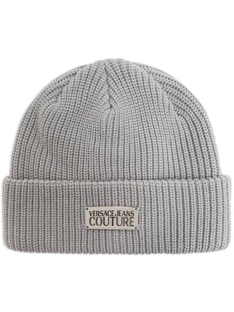 Versace Jeans Couture logo-plaque knitted beanie - Grey von Versace Jeans Couture