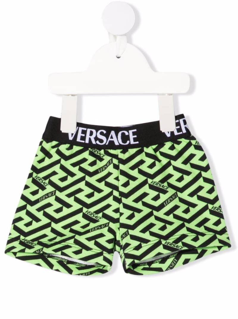 Versace Kids Greca print shorts - Green von Versace Kids