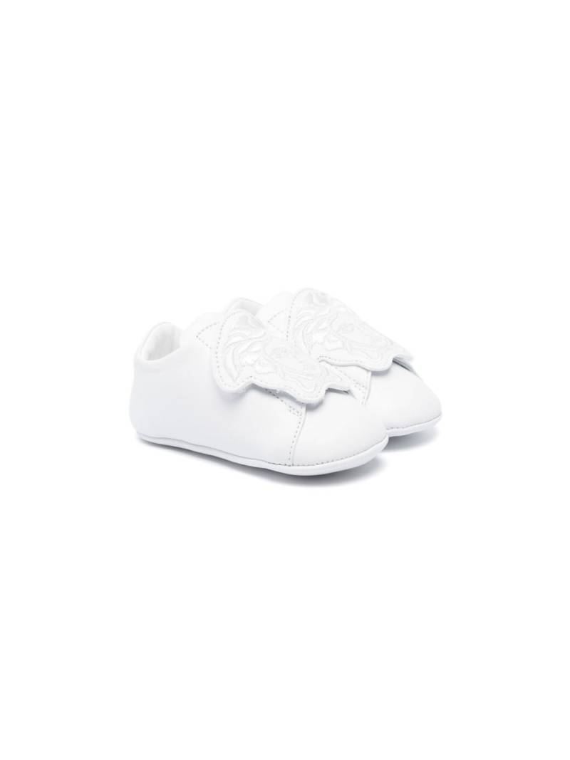 Versace Kids La Medusa slip-on sneakers - White von Versace Kids