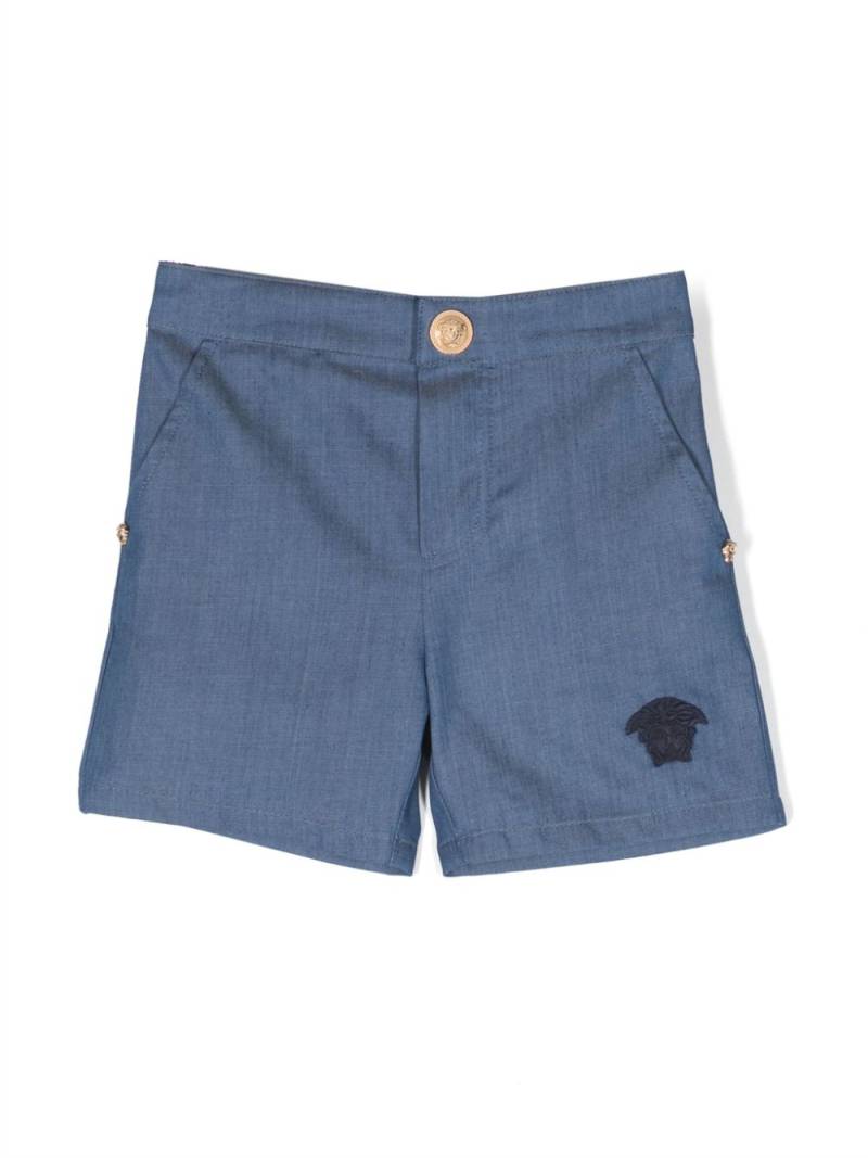 Versace Kids Medusa-embroidered chambray shorts - Blue von Versace Kids