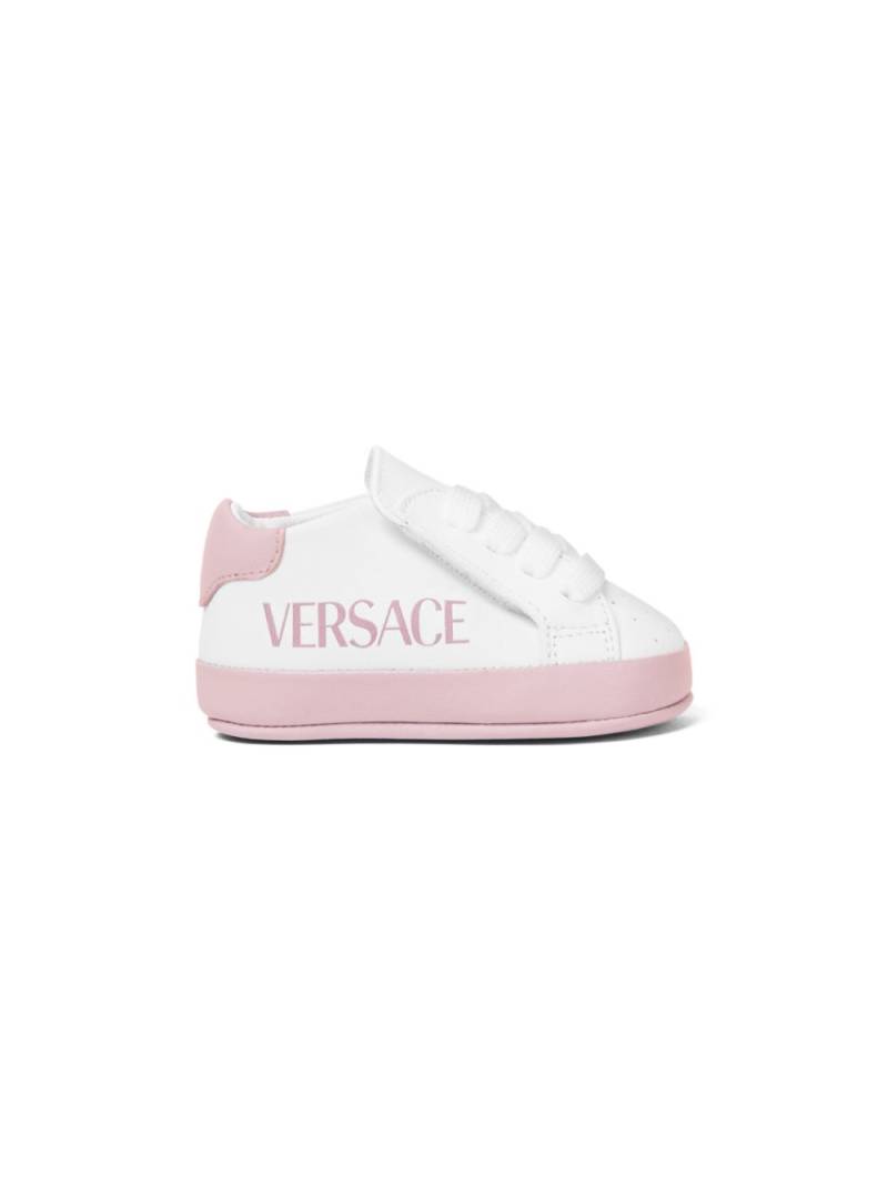 Versace Kids logo leather sneakers - White von Versace Kids