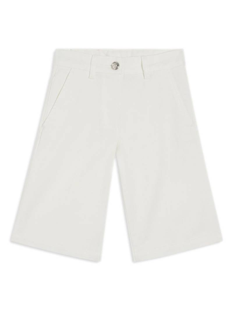 Versace Kids logo-patch denim shorts - White von Versace Kids