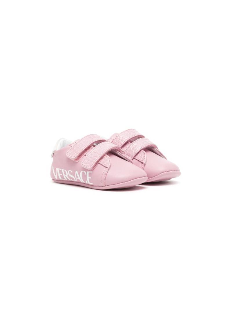 Versace Kids logo-print touch-strap sneakers - Pink von Versace Kids