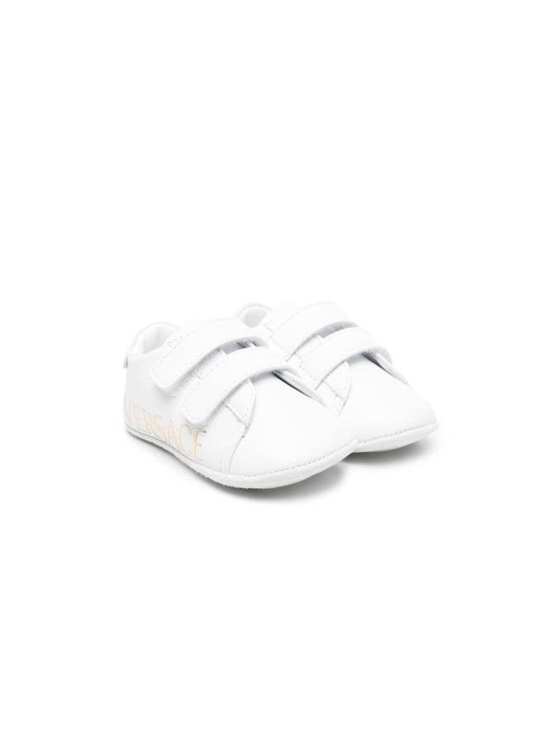 Versace Kids logo-print touch-strap sneakers - White von Versace Kids