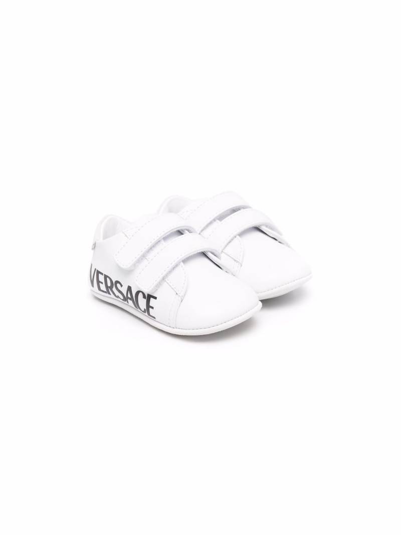 Versace Kids logo-print touch-strap trainers - White von Versace Kids